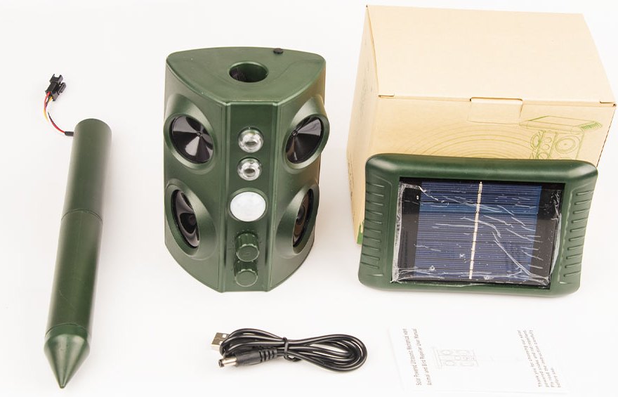 Box contents: main unit, solar panel lid, ground stake, charging cable and service card